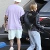 Hailey Baldwin Bieber porte fièrement son nouveau blouson en cuir avec l'inscription au dos Wife offert par la marque Céline pour aller déjeuner avec son mari Justin Bieber à Beverly Hills, Los Angeles, le 2 octobre 2019