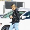 J. Bieber emmène sa femme Hailey Baldwin Bieber au cinéma après lui avoir fait livré des fleurs à domicile à Los Angeles, le 2 octobre 2019