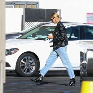 J. Bieber emmène sa femme Hailey Baldwin Bieber au cinéma après lui avoir fait livré des fleurs à domicile à Los Angeles, le 2 octobre 2019