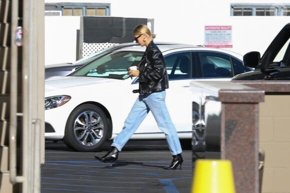 J. Bieber emmène sa femme Hailey Baldwin Bieber au cinéma après lui avoir fait livré des fleurs à domicile à Los Angeles, le 2 octobre 2019