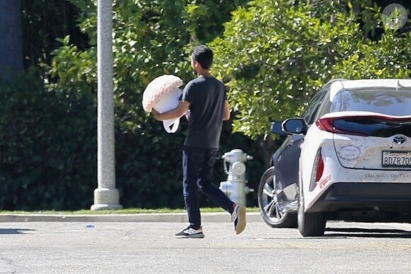 Justin Bieber emmène sa femme Hailey Baldwin Bieber au cinéma après lui avoir fait livré des fleurs à domicile à Los Angeles, le 2 octobre 2019