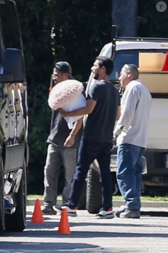 Justin Bieber emmène sa femme Hailey Baldwin Bieber au cinéma après lui avoir fait livré des fleurs à domicile à Los Angeles, le 2 octobre 2019