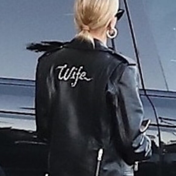 Hailey Baldwin Bieber porte fièrement son nouveau blouson en cuir avec l'inscription au dos Wife offert par la marque Céline pour aller déjeuner avec son mari J. Bieber à Beverly Hills, Los Angeles, le 2 octobre 2019
