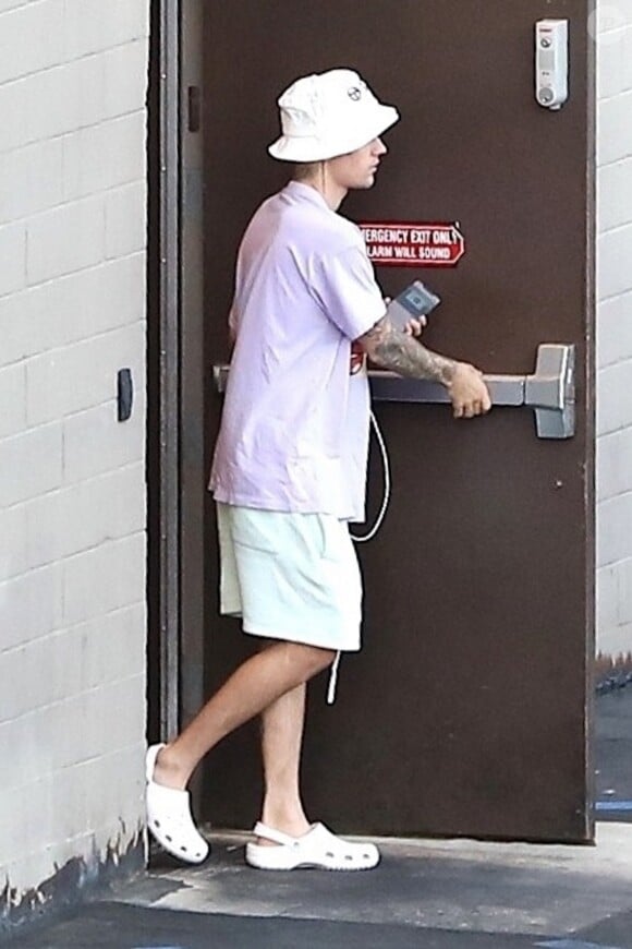 H. Baldwin Bieber porte fièrement son nouveau blouson en cuir avec l'inscription au dos Wife offert par la marque Céline pour aller déjeuner avec son mari Justin Bieber à Beverly Hills, Los Angeles, le 2 octobre 2019