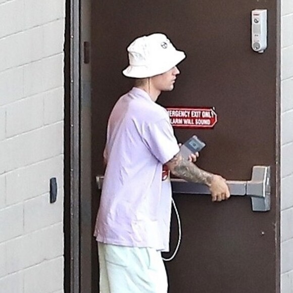 H. Baldwin Bieber porte fièrement son nouveau blouson en cuir avec l'inscription au dos Wife offert par la marque Céline pour aller déjeuner avec son mari Justin Bieber à Beverly Hills, Los Angeles, le 2 octobre 2019