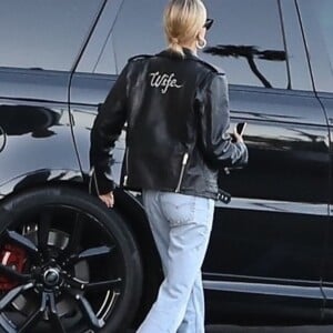 Hailey Baldwin Bieber porte fièrement son nouveau blouson en cuir avec l'inscription au dos Wife offert par la marque Céline pour aller déjeuner avec son mari J. Bieber à Beverly Hills, Los Angeles, le 2 octobre 2019