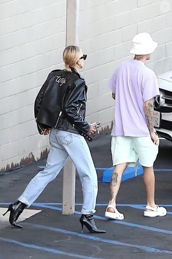 Hailey Baldwin Bieber porte fièrement son nouveau blouson en cuir avec l'inscription au dos Wife offert par la marque Céline pour aller déjeuner avec son mari Justin Bieber à Beverly Hills, Los Angeles, le 2 octobre 2019