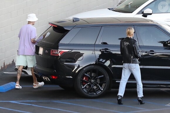 Hailey Baldwin Bieber porte fièrement son nouveau blouson en cuir avec l'inscription au dos Wife offert par la marque Céline pour aller déjeuner avec son mari Justin Bieber à Beverly Hills, Los Angeles, le 2 octobre 2019