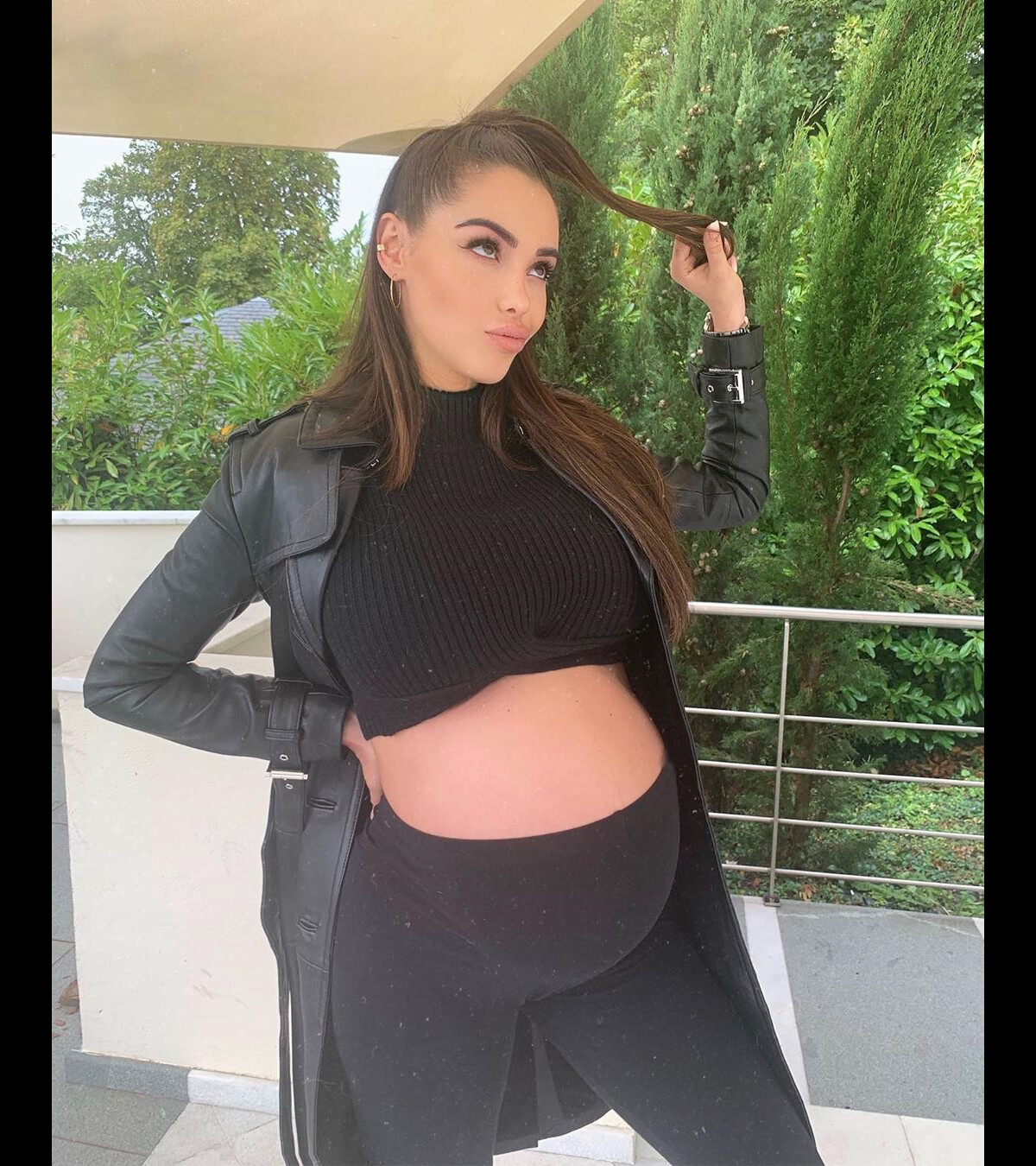 Photo Nabilla Benattia enceinte de 8 mois prend la pose sur