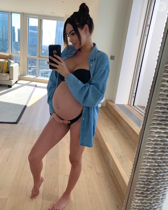 Nabilla Benattia enceinte de huit mois et divine en lingerie, sur Instagram, le 14 septembre 2019