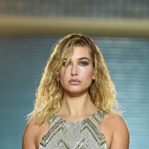 Hailey Badwin lors du défilé de mode printemps-été 2017 "Julien Macdonald" lors de la fashion week de Londres. Le 17 septembre 2016