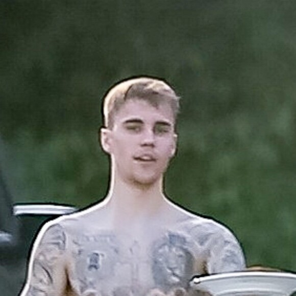 Justin Bieber sort de sa maison torse nu et pieds nus pour apporter une assiette de nourriture à son agent de sécurité à Beverly Hills le 4 octobre 2019.