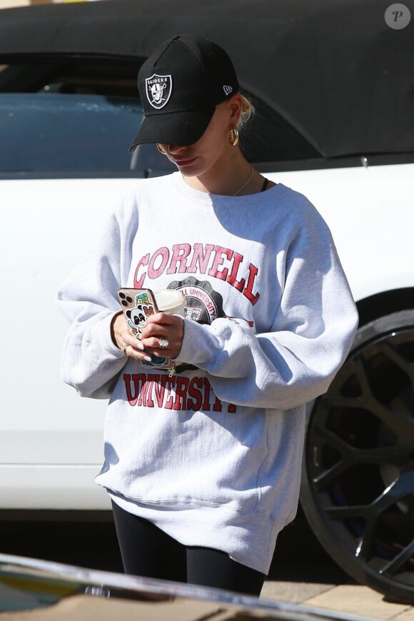 Exclusif - Hailey Bieber porte un sweat-shirt de l'Université Cornell alors qu'elle sirote sa boisson après un déjeuner tardif avec une amie à Beverly Hills le 4 octobre 2019.04/10/2019 - Beverly Hills