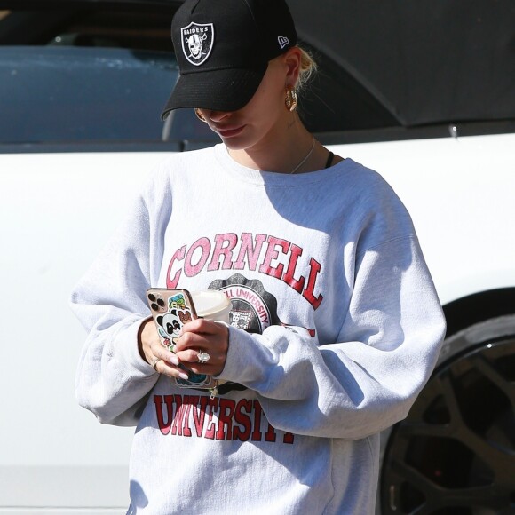 Exclusif - Hailey Bieber porte un sweat-shirt de l'Université Cornell alors qu'elle sirote sa boisson après un déjeuner tardif avec une amie à Beverly Hills le 4 octobre 2019.04/10/2019 - Beverly Hills