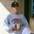 Exclusif - Hailey Bieber porte un sweat-shirt de l'Université Cornell alors qu’elle sirote sa boisson après un déjeuner tardif avec une amie à Beverly Hills le 4 octobre 2019.04/10/2019 - Beverly Hills