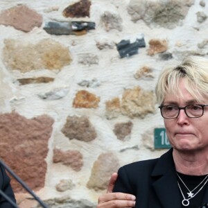 Claude Chirac et son mari Frédéric Salat-Baroux vont se recueillir sur la tombe de la famille de Jacques Chirac au cimetière de Sainte-Féréole en Corrèze le 5 octobre 2019. Claude Chirac avait la gorge serrée au moment de prononcer un discours pour remercier les habitants de Sainte-Féréole. © Patrick Bernard/Bestimage