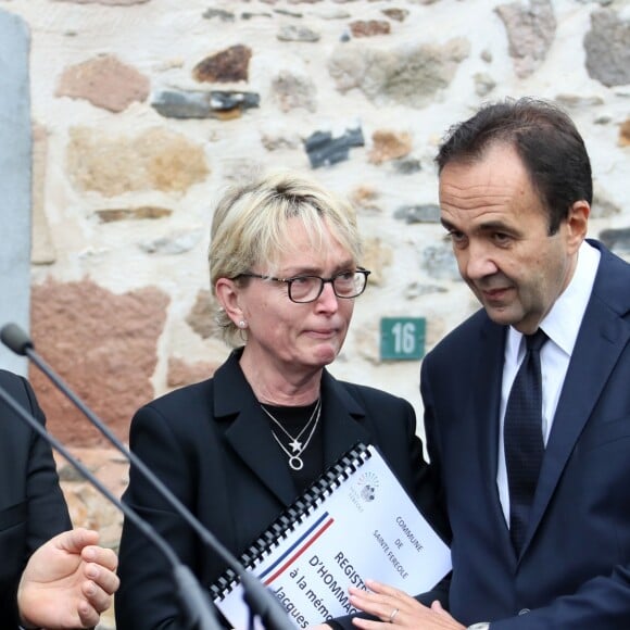 Claude Chirac et son mari Frédéric Salat-Baroux vont se recueillir sur la tombe de la famille de Jacques Chirac au cimetière de Sainte-Féréole en Corrèze le 5 octobre 2019. Claude Chirac avait la gorge serrée au moment de prononcer un discours pour remercier les habitants de Sainte-Féréole. © Patrick Bernard/Bestimage