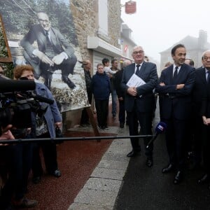 Le maire de Sainte-Féréole, Henri Soulier - Claude Chirac et son mari Frédéric Salat-Baroux vont se recueillir sur la tombe de la famille de Jacques Chirac au cimetière de Sainte-Féréole en Corrèze le 5 octobre 2019. Claude Chirac avait la gorge serrée au moment de prononcer un discours pour remercier les habitants de Sainte-Féréole. Ce samedi matin, avec son mari, elle a déposé une gerbe sur la tombe de ses arrières grands parents, avant de se rendre devant la maison familiale. Un recueillement dans l'émotion. © Patrick Bernard/Bestimage