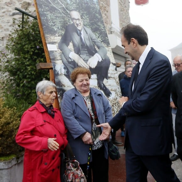 Claude Chirac et son mari Frédéric Salat-Baroux vont se recueillir sur la tombe de la famille de Jacques Chirac au cimetière de Sainte-Féréole en Corrèze le 5 octobre 2019. Claude Chirac avait la gorge serrée au moment de prononcer un discours pour remercier les habitants de Sainte-Féréole. Ce samedi matin, avec son mari, elle a déposé une gerbe sur la tombe de ses arrières grands parents, avant de se rendre devant la maison familiale. Un recueillement dans l'émotion. © Patrick Bernard/Bestimage