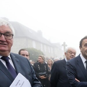 Le maire de Sainte-Féréole, Henri Soulier - Claude Chirac et son mari Frédéric Salat-Baroux vont se recueillir sur la tombe de la famille de Jacques Chirac au cimetière de Sainte-Féréole en Corrèze le 5 octobre 2019. Claude Chirac avait la gorge serrée au moment de prononcer un discours pour remercier les habitants de Sainte-Féréole. Ce samedi matin, avec son mari, elle a déposé une gerbe sur la tombe de ses arrières grands parents, avant de se rendre devant la maison familiale. Un recueillement dans l'émotion. © Patrick Bernard/Bestimage