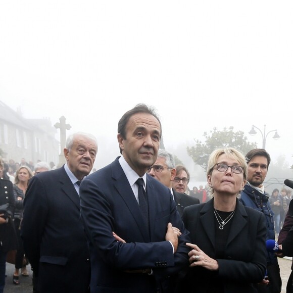 Le maire de Sainte-Féréole, Henri Soulier - Claude Chirac et son mari Frédéric Salat-Baroux vont se recueillir sur la tombe de la famille de Jacques Chirac au cimetière de Sainte-Féréole en Corrèze le 5 octobre 2019. Claude Chirac avait la gorge serrée au moment de prononcer un discours pour remercier les habitants de Sainte-Féréole. Ce samedi matin, avec son mari, elle a déposé une gerbe sur la tombe de ses arrières grands parents, avant de se rendre devant la maison familiale. Un recueillement dans l'émotion. © Patrick Bernard/Bestimage