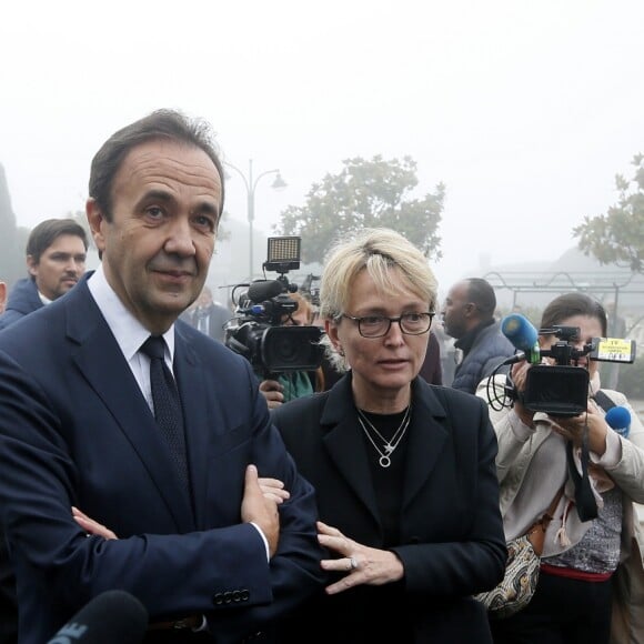 Claude Chirac et son mari Frédéric Salat-Baroux vont se recueillir sur la tombe de la famille de Jacques Chirac au cimetière de Sainte-Féréole en Corrèze le 5 octobre 2019. Claude Chirac avait la gorge serrée au moment de prononcer un discours pour remercier les habitants de Sainte-Féréole. Ce samedi matin, avec son mari, elle a déposé une gerbe sur la tombe de ses arrières grands parents, avant de se rendre devant la maison familiale. Un recueillement dans l'émotion. © Patrick Bernard/Bestimage