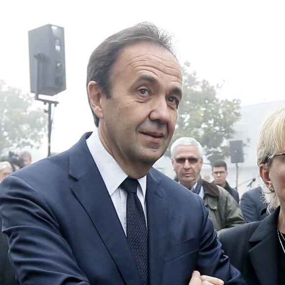 Claude Chirac et son mari Frédéric Salat-Baroux vont se recueillir sur la tombe de la famille de Jacques Chirac au cimetière de Sainte-Féréole en Corrèze le 5 octobre 2019. Claude Chirac avait la gorge serrée au moment de prononcer un discours pour remercier les habitants de Sainte-Féréole. Ce samedi matin, avec son mari, elle a déposé une gerbe sur la tombe de ses arrières grands parents, avant de se rendre devant la maison familiale. Un recueillement dans l'émotion. © Patrick Bernard/Bestimage