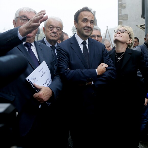 Le maire de Sainte-Féréole, Henri Soulier - Claude Chirac et son mari Frédéric Salat-Baroux vont se recueillir sur la tombe de la famille de Jacques Chirac au cimetière de Sainte-Féréole en Corrèze le 5 octobre 2019. Claude Chirac avait la gorge serrée au moment de prononcer un discours pour remercier les habitants de Sainte-Féréole. Ce samedi matin, avec son mari, elle a déposé une gerbe sur la tombe de ses arrières grands parents, avant de se rendre devant la maison familiale. Un recueillement dans l'émotion. © Patrick Bernard/Bestimage