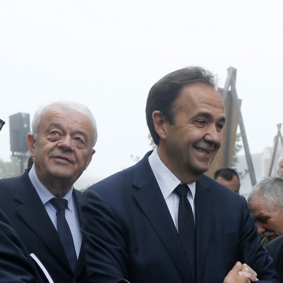 Claude Chirac et son mari Frédéric Salat-Baroux vont se recueillir sur la tombe de la famille de Jacques Chirac au cimetière de Sainte-Féréole en Corrèze le 5 octobre 2019. Claude Chirac avait la gorge serrée au moment de prononcer un discours pour remercier les habitants de Sainte-Féréole. Ce samedi matin, avec son mari, elle a déposé une gerbe sur la tombe de ses arrières grands parents, avant de se rendre devant la maison familiale. Un recueillement dans l'émotion. © Patrick Bernard/Bestimage Claude Chirac and her husband, Frédéric Salat-Baroux, will gather at the grave of Jacques Chirac's family at the Sainte-Féréole cemetery in Corrèze on October 5, 2019. Claude Chirac was in a deep throat when giving a speech to thank the inhabitants from Sainte-Féréole. This Saturday morning, with her husband, she laid a wreath on the grave of her great grandparents, before going to the family home. A meditation in the emotion.05/10/2019 - Sainte-Féréole