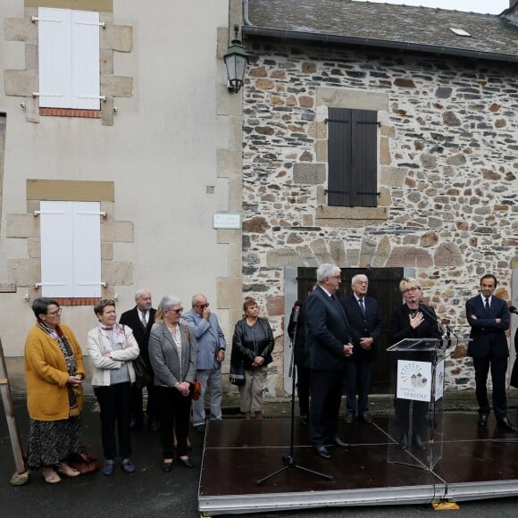 Claude Chirac et son mari Frédéric Salat-Baroux vont se recueillir sur la tombe de la famille de Jacques Chirac au cimetière de Sainte-Féréole en Corrèze le 5 octobre 2019. Claude Chirac avait la gorge serrée au moment de prononcer un discours pour remercier les habitants de Sainte-Féréole. Ce samedi matin, avec son mari, elle a déposé une gerbe sur la tombe de ses arrières grands parents, avant de se rendre devant la maison familiale. Un recueillement dans l'émotion. © Patrick Bernard/Bestimage Claude Chirac and her husband, Frédéric Salat-Baroux, will gather at the grave of Jacques Chirac's family at the Sainte-Féréole cemetery in Corrèze on October 5, 2019. Claude Chirac was in a deep throat when giving a speech to thank the inhabitants from Sainte-Féréole. This Saturday morning, with her husband, she laid a wreath on the grave of her great grandparents, before going to the family home. A meditation in the emotion.05/10/2019 - Sainte-Féréole