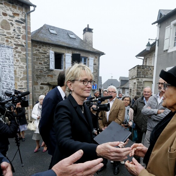 Le maire de Sainte-Féréole, Henri Soulier - Claude Chirac et son mari Frédéric Salat-Baroux vont se recueillir sur la tombe de la famille de Jacques Chirac au cimetière de Sainte-Féréole en Corrèze le 5 octobre 2019. Claude Chirac avait la gorge serrée au moment de prononcer un discours pour remercier les habitants de Sainte-Féréole. Ce samedi matin, avec son mari, elle a déposé une gerbe sur la tombe de ses arrières grands parents, avant de se rendre devant la maison familiale. Un recueillement dans l'émotion. © Patrick Bernard/Bestimage Claude Chirac and her husband, Frédéric Salat-Baroux, will gather at the grave of Jacques Chirac's family at the Sainte-Féréole cemetery in Corrèze on October 5, 2019. Claude Chirac was in a deep throat when giving a speech to thank the inhabitants from Sainte-Féréole. This Saturday morning, with her husband, she laid a wreath on the grave of her great grandparents, before going to the family home. A meditation in the emotion.05/10/2019 - Sainte-Féréole