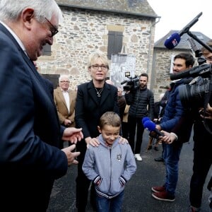 Le maire de Sainte-Féréole, Henri Soulier - Claude Chirac et son mari Frédéric Salat-Baroux vont se recueillir sur la tombe de la famille de Jacques Chirac au cimetière de Sainte-Féréole en Corrèze le 5 octobre 2019. Claude Chirac avait la gorge serrée au moment de prononcer un discours pour remercier les habitants de Sainte-Féréole. Ce samedi matin, avec son mari, elle a déposé une gerbe sur la tombe de ses arrières grands parents, avant de se rendre devant la maison familiale. Un recueillement dans l'émotion. © Patrick Bernard/Bestimage Claude Chirac and her husband, Frédéric Salat-Baroux, will gather at the grave of Jacques Chirac's family at the Sainte-Féréole cemetery in Corrèze on October 5, 2019. Claude Chirac was in a deep throat when giving a speech to thank the inhabitants from Sainte-Féréole. This Saturday morning, with her husband, she laid a wreath on the grave of her great grandparents, before going to the family home. A meditation in the emotion.05/10/2019 - Sainte-Féréole