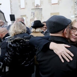 Claude Chirac et son mari Frédéric Salat-Baroux vont se recueillir sur la tombe de la famille de Jacques Chirac au cimetière de Sainte-Féréole en Corrèze le 5 octobre 2019. Claude Chirac avait la gorge serrée au moment de prononcer un discours pour remercier les habitants de Sainte-Féréole. Ce samedi matin, avec son mari, elle a déposé une gerbe sur la tombe de ses arrières grands parents, avant de se rendre devant la maison familiale. Un recueillement dans l'émotion. © Patrick Bernard/Bestimage Claude Chirac and her husband, Frédéric Salat-Baroux, will gather at the grave of Jacques Chirac's family at the Sainte-Féréole cemetery in Corrèze on October 5, 2019. Claude Chirac was in a deep throat when giving a speech to thank the inhabitants from Sainte-Féréole. This Saturday morning, with her husband, she laid a wreath on the grave of her great grandparents, before going to the family home. A meditation in the emotion.05/10/2019 - Sainte-Féréole