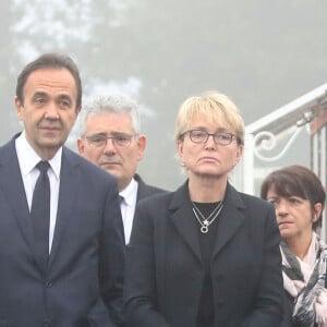 Claude Chirac et son mari Frédéric Salat-Baroux vont se recueillir sur la tombe de la famille de Jacques Chirac au cimetière de Sainte-Féréole en Corrèze le 5 octobre 2019. Claude Chirac avait la gorge serrée au moment de prononcer un discours pour remercier les habitants de Sainte-Féréole. Ce samedi matin, avec son mari, elle a déposé une gerbe sur la tombe de ses arrières grands parents, avant de se rendre devant la maison familiale. Un recueillement dans l'émotion. © Patrick Bernard/Bestimage Claude Chirac and her husband, Frédéric Salat-Baroux, will gather at the grave of Jacques Chirac's family at the Sainte-Féréole cemetery in Corrèze on October 5, 2019. Claude Chirac was in a deep throat when giving a speech to thank the inhabitants from Sainte-Féréole. This Saturday morning, with her husband, she laid a wreath on the grave of her great grandparents, before going to the family home. A meditation in the emotion.05/10/2019 - Sainte-Féréole