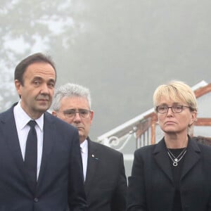 Claude Chirac et son mari Frédéric Salat-Baroux vont se recueillir sur la tombe de la famille de Jacques Chirac au cimetière de Sainte-Féréole en Corrèze le 5 octobre 2019. Claude Chirac avait la gorge serrée au moment de prononcer un discours pour remercier les habitants de Sainte-Féréole. Ce samedi matin, avec son mari, elle a déposé une gerbe sur la tombe de ses arrières grands parents, avant de se rendre devant la maison familiale. Un recueillement dans l'émotion. © Patrick Bernard/Bestimage Claude Chirac and her husband, Frédéric Salat-Baroux, will gather at the grave of Jacques Chirac's family at the Sainte-Féréole cemetery in Corrèze on October 5, 2019. Claude Chirac was in a deep throat when giving a speech to thank the inhabitants from Sainte-Féréole. This Saturday morning, with her husband, she laid a wreath on the grave of her great grandparents, before going to the family home. A meditation in the emotion.05/10/2019 - Sainte-Féréole