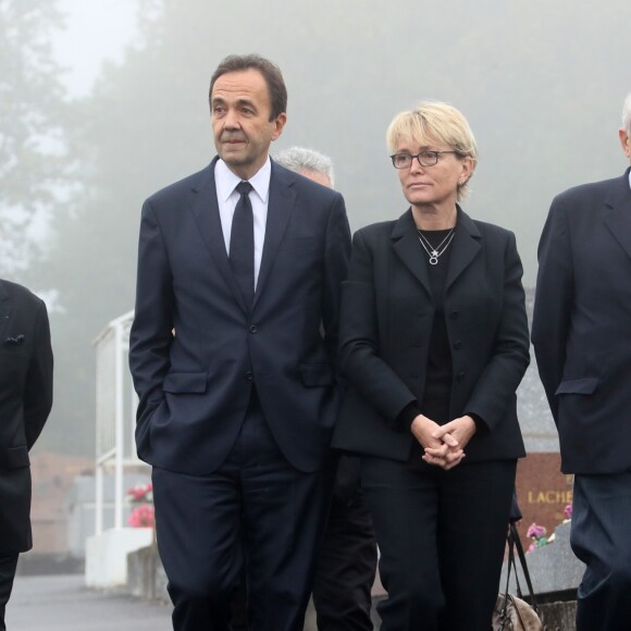 Claude Chirac et son mari Frédéric Salat-Baroux vont se recueillir sur la tombe de la famille de Jacques Chirac au cimetière de Sainte-Féréole en Corrèze le 5 octobre 2019. Claude Chirac avait la gorge serrée au moment de prononcer un discours pour remercier les habitants de Sainte-Féréole. Ce samedi matin, avec son mari, elle a déposé une gerbe sur la tombe de ses arrières grands parents, avant de se rendre devant la maison familiale. Un recueillement dans l'émotion. © Patrick Bernard/Bestimage Claude Chirac and her husband, Frédéric Salat-Baroux, will gather at the grave of Jacques Chirac's family at the Sainte-Féréole cemetery in Corrèze on October 5, 2019. Claude Chirac was in a deep throat when giving a speech to thank the inhabitants from Sainte-Féréole. This Saturday morning, with her husband, she laid a wreath on the grave of her great grandparents, before going to the family home. A meditation in the emotion.05/10/2019 - Sainte-Féréole