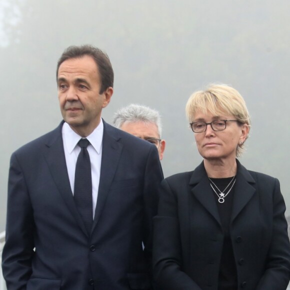 Claude Chirac et son mari Frédéric Salat-Baroux vont se recueillir sur la tombe de la famille de Jacques Chirac au cimetière de Sainte-Féréole en Corrèze le 5 octobre 2019. Claude Chirac avait la gorge serrée au moment de prononcer un discours pour remercier les habitants de Sainte-Féréole. Ce samedi matin, avec son mari, elle a déposé une gerbe sur la tombe de ses arrières grands parents, avant de se rendre devant la maison familiale. Un recueillement dans l'émotion. © Patrick Bernard/Bestimage Claude Chirac and her husband, Frédéric Salat-Baroux, will gather at the grave of Jacques Chirac's family at the Sainte-Féréole cemetery in Corrèze on October 5, 2019. Claude Chirac was in a deep throat when giving a speech to thank the inhabitants from Sainte-Féréole. This Saturday morning, with her husband, she laid a wreath on the grave of her great grandparents, before going to the family home. A meditation in the emotion.05/10/2019 - Sainte-Féréole