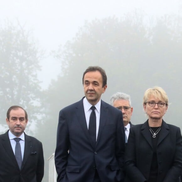 Le maire de Sainte-Féréole, Henri Soulier - Claude Chirac et son mari Frédéric Salat-Baroux vont se recueillir sur la tombe de la famille de Jacques Chirac au cimetière de Sainte-Féréole en Corrèze le 5 octobre 2019. Claude Chirac avait la gorge serrée au moment de prononcer un discours pour remercier les habitants de Sainte-Féréole. Ce samedi matin, avec son mari, elle a déposé une gerbe sur la tombe de ses arrières grands parents, avant de se rendre devant la maison familiale. Un recueillement dans l'émotion. © Patrick Bernard/Bestimage Claude Chirac and her husband, Frédéric Salat-Baroux, will gather at the grave of Jacques Chirac's family at the Sainte-Féréole cemetery in Corrèze on October 5, 2019. Claude Chirac was in a deep throat when giving a speech to thank the inhabitants from Sainte-Féréole. This Saturday morning, with her husband, she laid a wreath on the grave of her great grandparents, before going to the family home. A meditation in the emotion.05/10/2019 - Sainte-Féréole