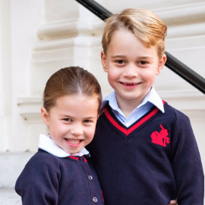 Charlotte et George de Cambrige le jour de leur rentrée des classes prennent la pose à Kensington Palace, le 5 septembre 2019.