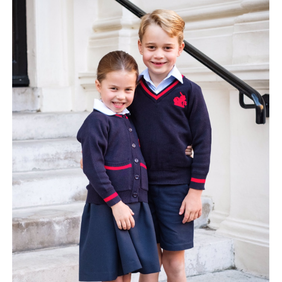 Charlotte et George de Cambrige le jour de leur rentrée des classes prennent la pose à Kensington Palace, le 5 septembre 2019.