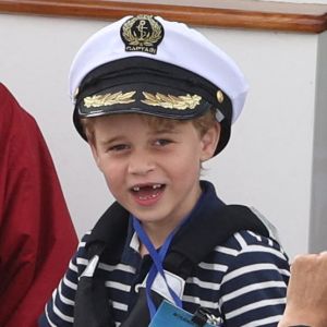 Le prince George, adorable marin, et sa soeur Charlotte lors de la régate King's Cup au large de l'île de Wight, le 7 août 2019.