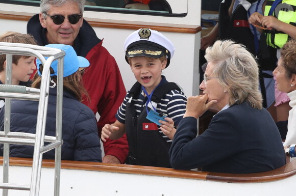 Le prince George, adorable marin, et sa soeur Charlotte lors de la régate King's Cup au large de l'île de Wight, le 7 août 2019.