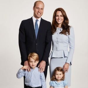 Le prince William et la duchesse Catherine de Cambridge avec leurs enfants le prince George et la princesse Charlotte, portrait de famille diffusé à l'occasion des fêtes de fin d'année 2017. © Chris Jackson/PA Wire/ABACAPRESS.COM