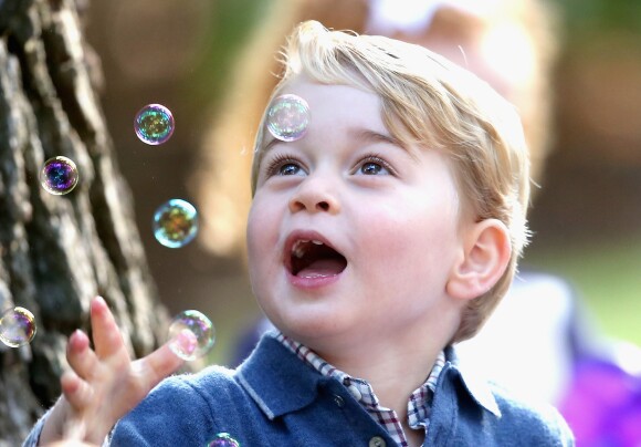 Le prince George joue avec des bulles lors d'une fête pour les enfants des familles de militaires à la maison du gouvernement à Victoria, le 29 septembre 2016, lors de la visite de la famille au Canada.