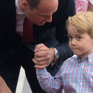 Le prince William, duc de Cambridge, et le prince George - Le couple princier d'Angleterre à leur arrivée à l'aéroport Chopin à Varsovie, à l'occasion de leur voyage de deux jours en Pologne. Le 17 juillet 2017.