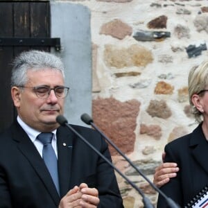 Claude Chirac et son mari Frédéric Salat-Baroux vont se recueillir sur la tombe de la famille de Jacques Chirac au cimetière de Sainte-Féréole en Corrèze le 5 octobre 2019. Claude Chirac avait la gorge serrée au moment de prononcer un discours pour remercier les habitants de Sainte-Féréole. © Patrick Bernard/Bestimage