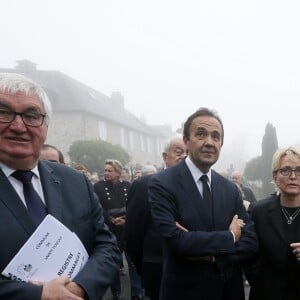 Le maire de Sainte-Féréole, Henri Soulier - Claude Chirac et son mari Frédéric Salat-Baroux vont se recueillir sur la tombe de la famille de Jacques Chirac au cimetière de Sainte-Féréole en Corrèze le 5 octobre 2019. Claude Chirac avait la gorge serrée au moment de prononcer un discours pour remercier les habitants de Sainte-Féréole. Ce samedi matin, avec son mari, elle a déposé une gerbe sur la tombe de ses arrières grands parents, avant de se rendre devant la maison familiale. Un recueillement dans l'émotion. © Patrick Bernard/Bestimage