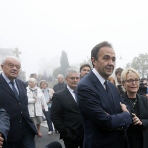 Claude Chirac et son mari Frédéric Salat-Baroux vont se recueillir sur la tombe de la famille de Jacques Chirac au cimetière de Sainte-Féréole en Corrèze le 5 octobre 2019. Claude Chirac avait la gorge serrée au moment de prononcer un discours pour remercier les habitants de Sainte-Féréole. Ce samedi matin, avec son mari, elle a déposé une gerbe sur la tombe de ses arrières grands parents, avant de se rendre devant la maison familiale. Un recueillement dans l'émotion. © Patrick Bernard/Bestimage