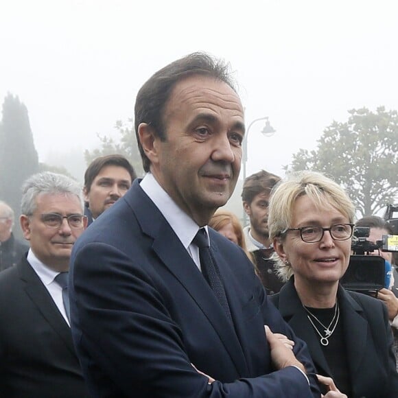 Claude Chirac et son mari Frédéric Salat-Baroux vont se recueillir sur la tombe de la famille de Jacques Chirac au cimetière de Sainte-Féréole en Corrèze le 5 octobre 2019. Claude Chirac avait la gorge serrée au moment de prononcer un discours pour remercier les habitants de Sainte-Féréole. Ce samedi matin, avec son mari, elle a déposé une gerbe sur la tombe de ses arrières grands parents, avant de se rendre devant la maison familiale. Un recueillement dans l'émotion. © Patrick Bernard/Bestimage