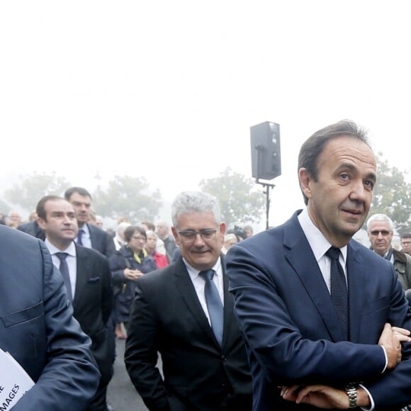 Claude Chirac et son mari Frédéric Salat-Baroux vont se recueillir sur la tombe de la famille de Jacques Chirac au cimetière de Sainte-Féréole en Corrèze le 5 octobre 2019. Claude Chirac avait la gorge serrée au moment de prononcer un discours pour remercier les habitants de Sainte-Féréole. Ce samedi matin, avec son mari, elle a déposé une gerbe sur la tombe de ses arrières grands parents, avant de se rendre devant la maison familiale. Un recueillement dans l'émotion. © Patrick Bernard/Bestimage